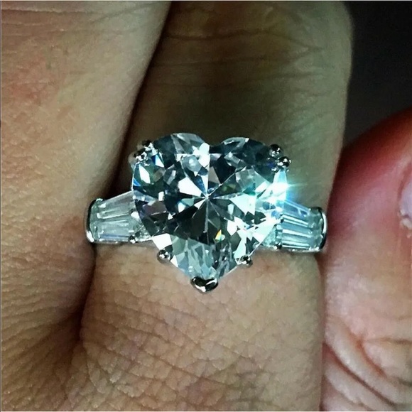 Jewelry - New Fashion Heart 925 Silver Diamond Ring